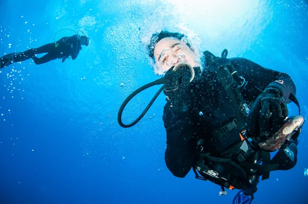 インドネシア バンダ ・水中写真の表面の下のダイバー — ストック写真