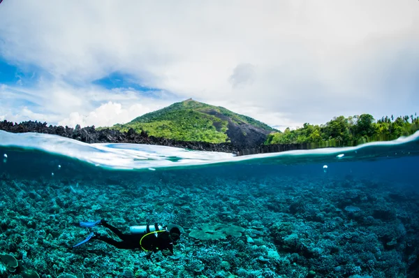 Дайвер под поверхностью в Банде, Индонезия подводное фото — стоковое фото