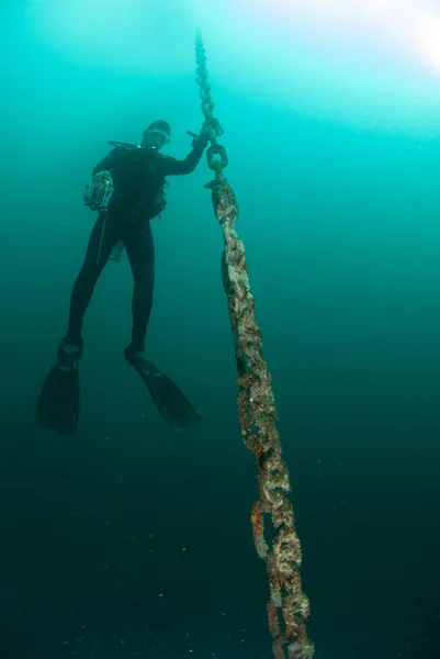 Дайвер, кораблекрушение в Амбоне, Молуку, Индонезия подводное фото — стоковое фото