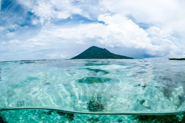 Mountain over the sea view bunaken sulawesi indonesia underwater photo — Stock Photo, Image