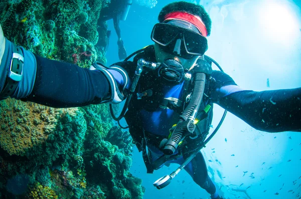 Mergulho selfie bunaken sulawesi indonésia foto subaquática — Fotografia de Stock