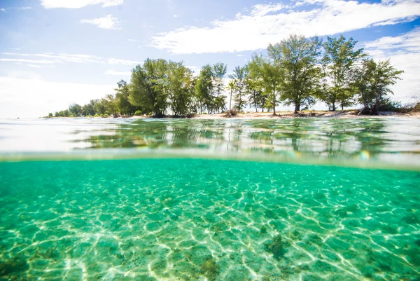 Crystal clear water kapoposang indonesia scuba diving diver — Stock Photo, Image