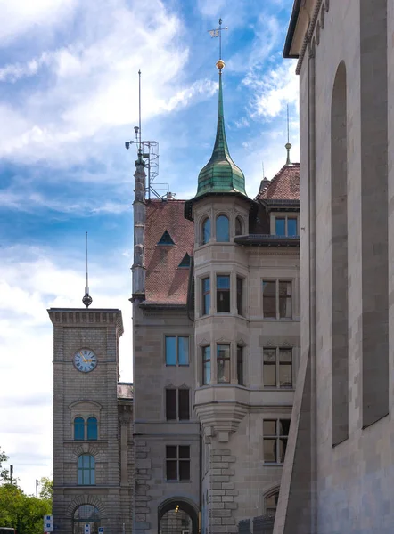 Bâtiment Historique Zurich Contre Ciel Bleu Aux Nuages Blancs — Photo