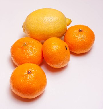 Bir grup turunçgil. Sarı limon ve dört portakallı mandalina..