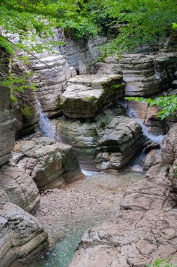 Georgia. Abasha Nehri 'ndeki Martvili Kanyonu. Taşlar ve şelaleler, temiz su..