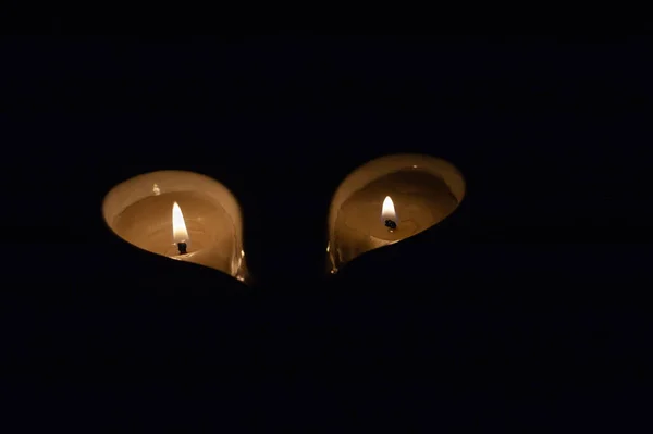 2支蜡烛在黑暗中燃烧 一支蜡烛燃得更旺 另一支弱 复制空间 — 图库照片