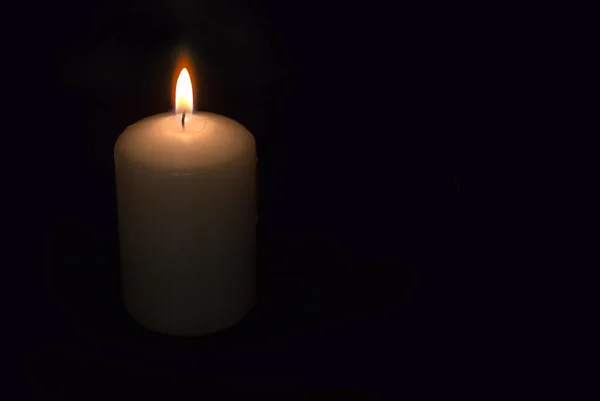 Λευκό Κερί Καίει Στο Σκοτάδι Ένα Κερί Είναι Ένα Σύμβολο — Φωτογραφία Αρχείου