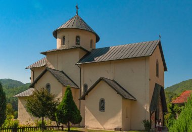 Moraca manastırı, parlak mavi bir gökyüzünün arka planında..