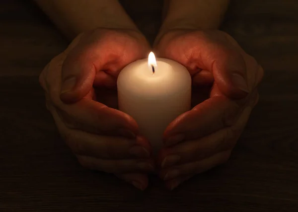 Una Vela Blanca Ardiendo Oscuridad Una Vela Rodeada Manos —  Fotos de Stock