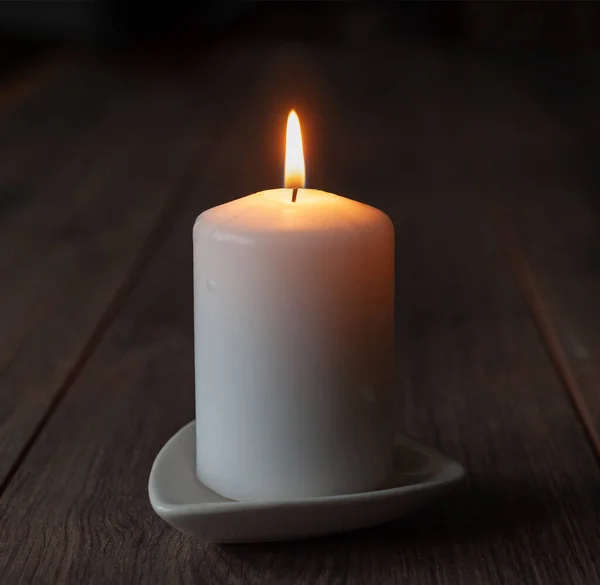 Vela Blanca Soporte Sobre Una Mesa Madera Una Vela Ardiendo —  Fotos de Stock