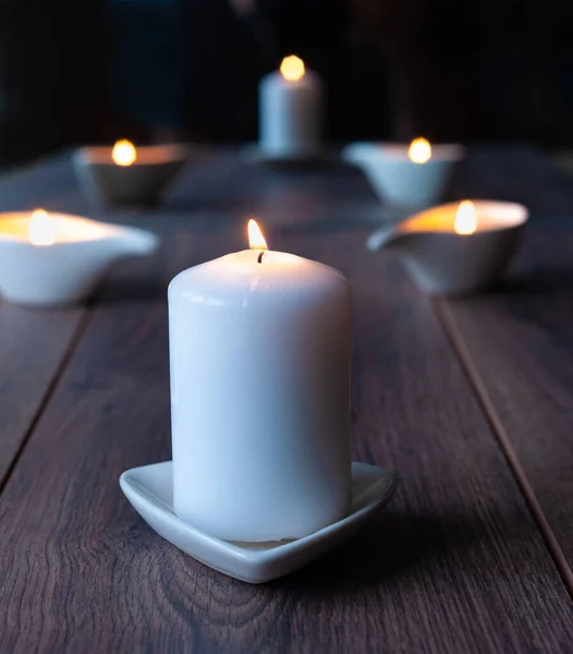 Λευκά Κεριά Που Καίγονται Ξύλινο Τραπέζι Αντανάκλαση Κεριών Γυαλί — Φωτογραφία Αρχείου