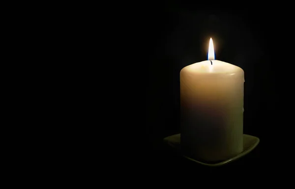 黑暗中燃烧的孤独的蜡烛 复制空间 — 图库照片