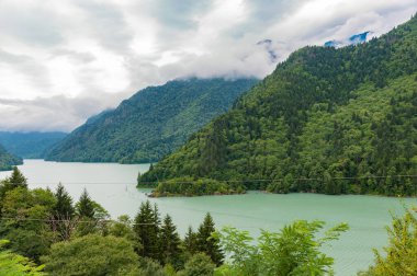 Gürcistan. Inguri rezervuarının manzarası. Bulutlu bir gün. Turkuaz su..