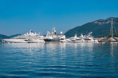 Montenegro. Adriyatik Denizi 'nin mavi suları. Limanda dağlar karşısında yatlar ve gemiler..