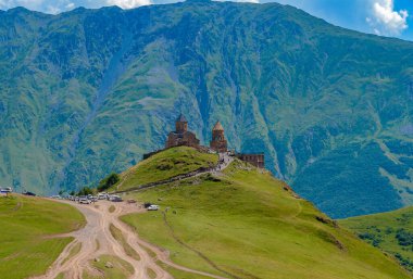 Georgia.Gergeti Kilisesi: Dağlarda gözlerden uzak bir manastır.