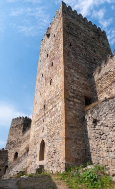 Georgia.Ananuri kalesi. Beyaz bulutlu mavi gökyüzüne karşı kule.