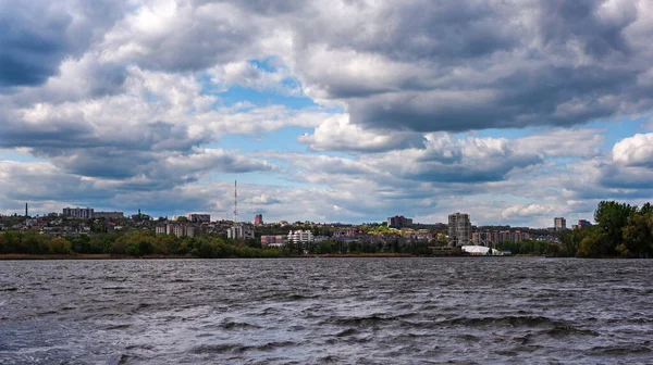 Dnepr Nehri Kıyıdaki Şehir Manzaralı Bulutlu Mavi Gökyüzü — Stok fotoğraf