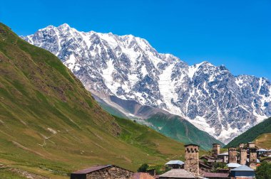 Kafkas. Alp köyü Ushguli. Gürcistan. Arka planda Shkhara Dağı karla kaplı..