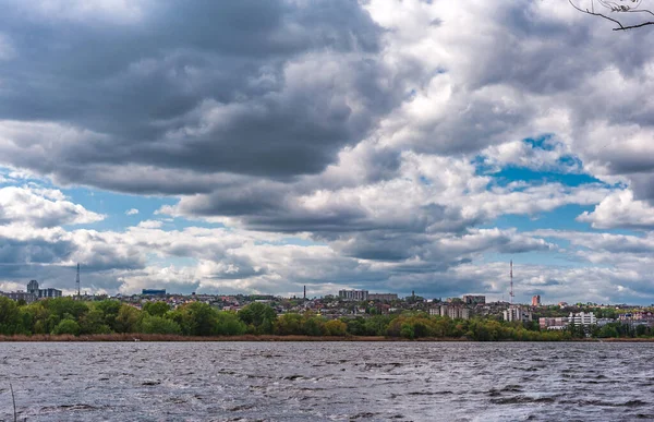 Rio Dniepr Cidade Costa Céu Azul Com Nuvens Cênicas — Fotografia de Stock