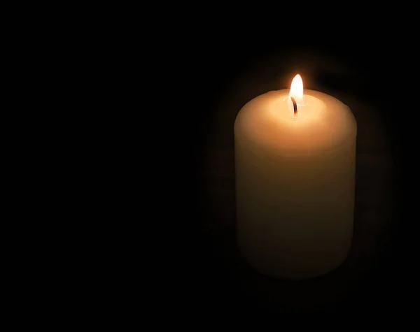 一支白色的蜡烛在黑暗中燃着 复制空间 — 图库照片