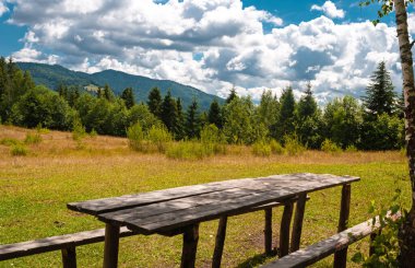 Karpatlar 'da yaz günü. Dağda piknik yeri. Beyaz bulutlarda mavi gökyüzü..