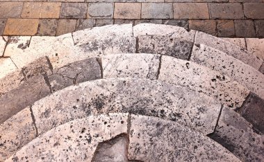 Hırvatistan. Trogir şehrinin büyük şehir kulübesinin merdivenleri. Taş dokusu. Tasarım için adımlar..