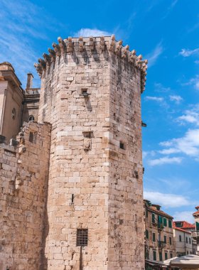 Hırvatistan. Ayrıl Venedik kalesinin büyük kulesine. Beyaz bulutlu mavi gökyüzü..