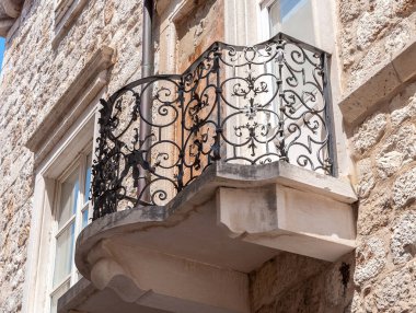 Hırvatistan. Eski Dubrovnik 'te bir evin balkonunu aç..