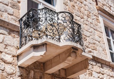 Hırvatistan. Eski Dubrovnik 'te bir evin balkonunu aç..