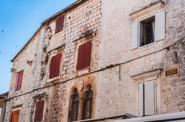 Hırvatistan. Trogir şehrinde eski bir evin duvarı..