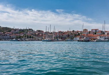 Hırvatistan. Umut verici bir gün. Trogir 'in manzarası. Adriyatik Denizi' nin turkuaz suyunda yatlar var..
