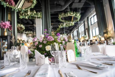 Modern bir restoranda yemek için mükemmel bir masa..