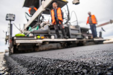 Yol yapımı ve asfalt kaldırım ve seviyelendirme makineleri.