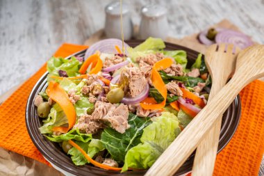 Ton balıklı salata, karışık marul, kırmızı soğan, havuç ve yeşil zeytin.