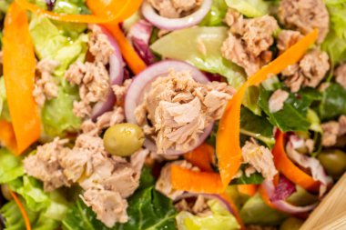 Ton balıklı salata, karışık marul, kırmızı soğan, havuç ve yeşil zeytin.