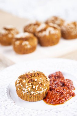 Susam tohumlu abur cuburlar, ayvar ile servis edilir.