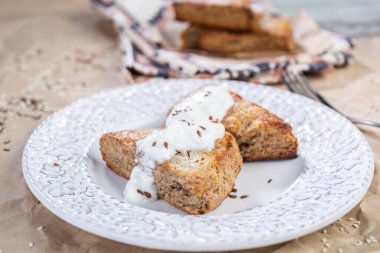 Krema soslu çavdar unu çörekleri.