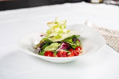 Kiraz domatesli, elmalı, çam fıstıklı ve otlu taze sağlıklı salata.