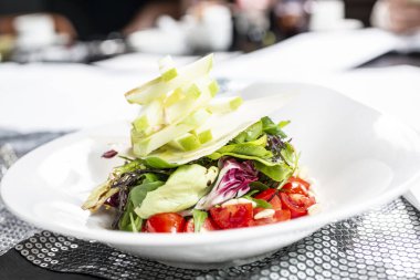 Kiraz domatesli, elmalı, çam fıstıklı ve otlu taze sağlıklı salata.