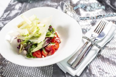 Kiraz domatesli, elmalı, çam fıstıklı ve otlu taze sağlıklı salata.