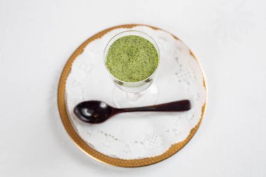 Tabağa yerleştirilmiş vejetaryen dalgona kibrit ve kaşık manzarası.