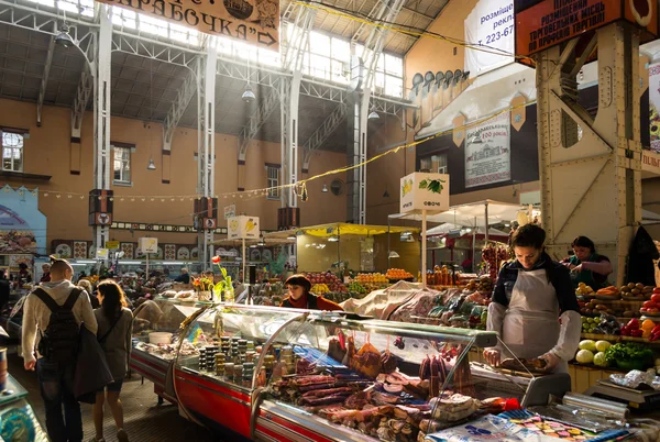 Persone nel mercato alimentare — Foto Stock