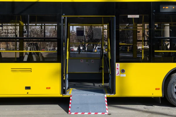 Otobüs bir rampa ile