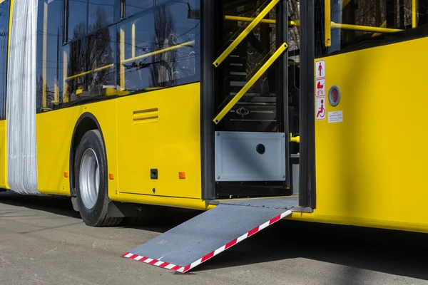 Bir rampa ile mafsallı otobüs