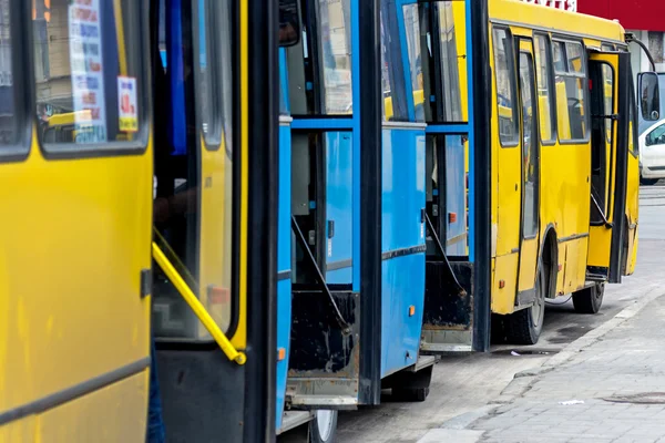 Autobusy s dveře otevřené na autobusové zastávce — Stock fotografie