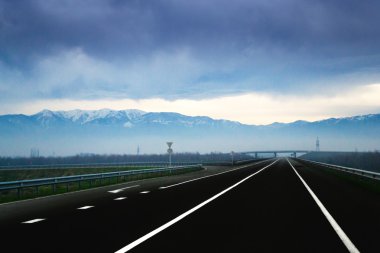 Dağlardaki yol.