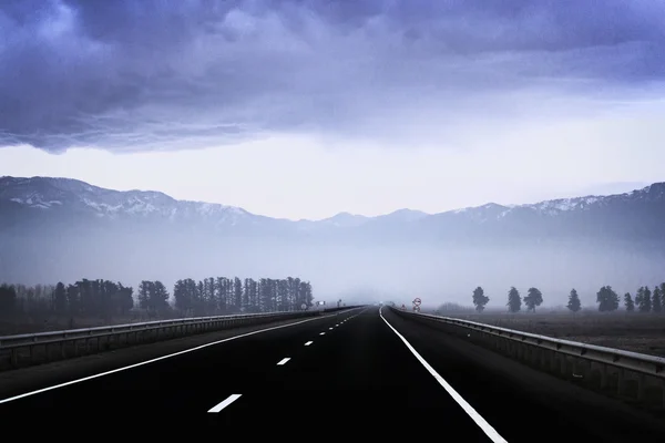 Dağlardaki yol.