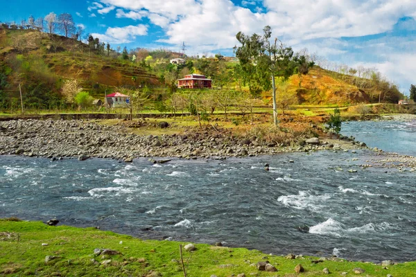 Dağ nehir hızlı akım ile