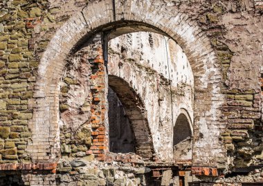 Gözlerden tuğla yaptı