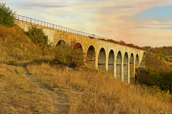 Railway viaduct over the canyon — Stock Photo, Image